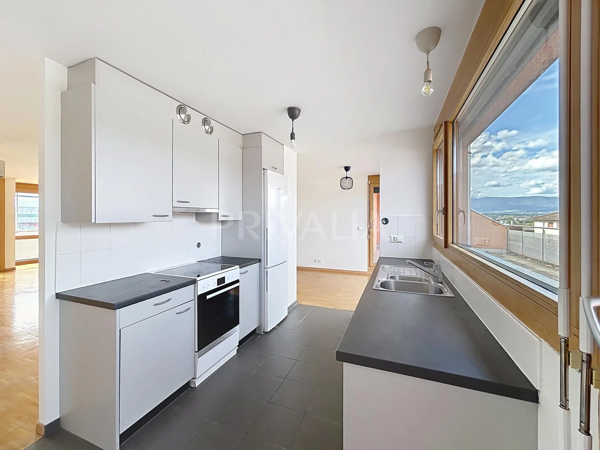 Beautiful attic with terrace close to the International Organizations