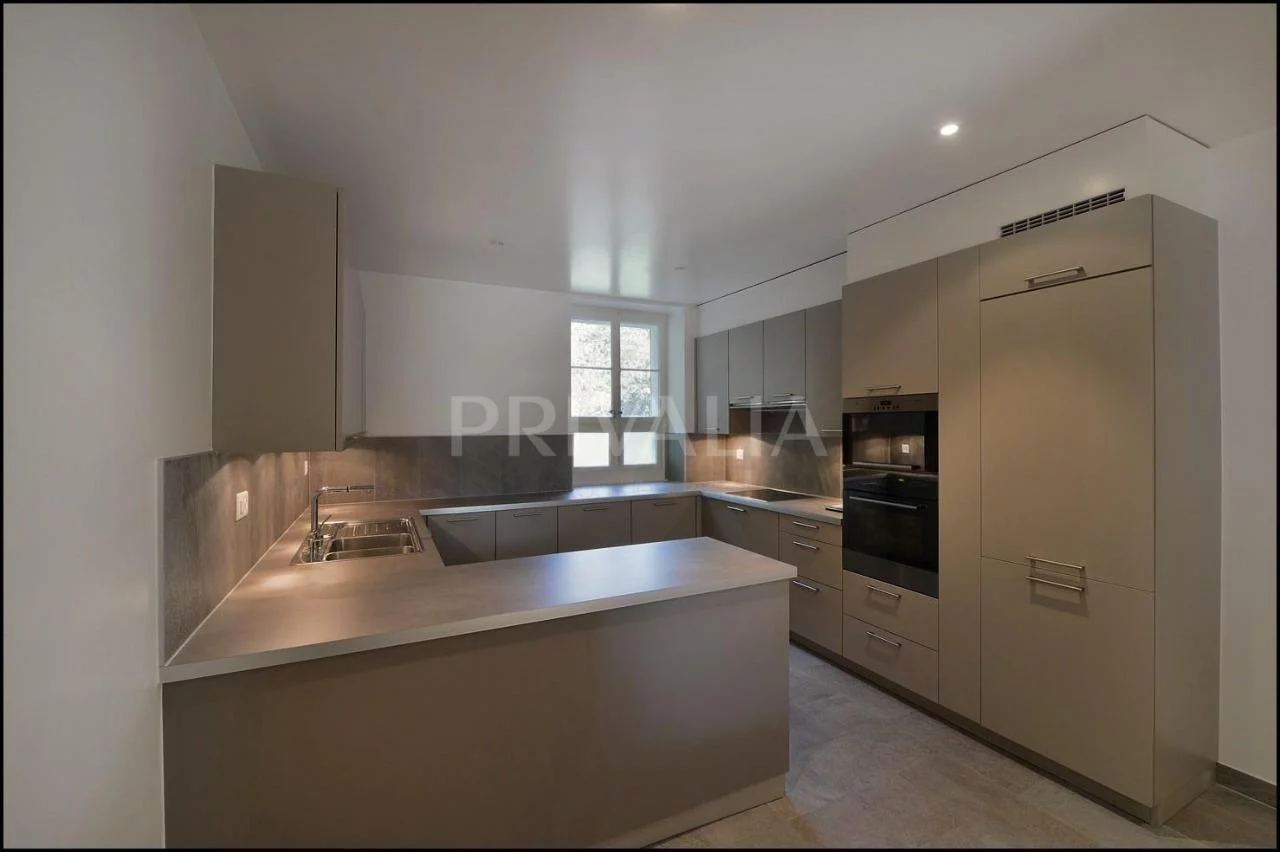 Opportunity: A lovely, charming property just a few minutes from the town centre
