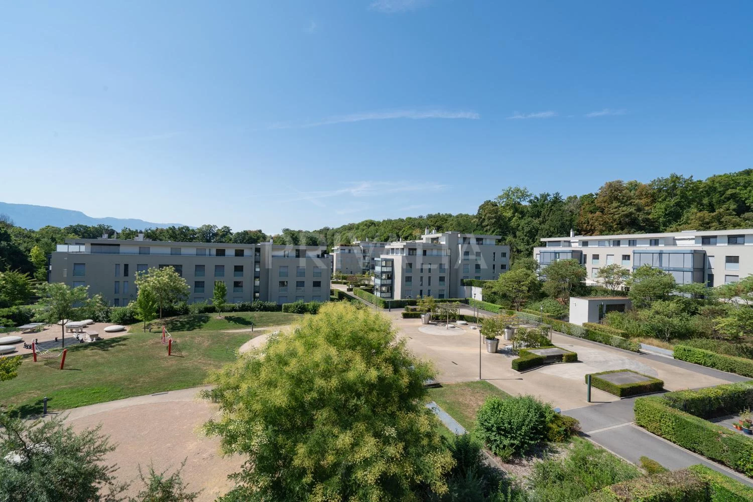 Bel appartement de 6.5 pièces au rez-de-chaussée avec jardin