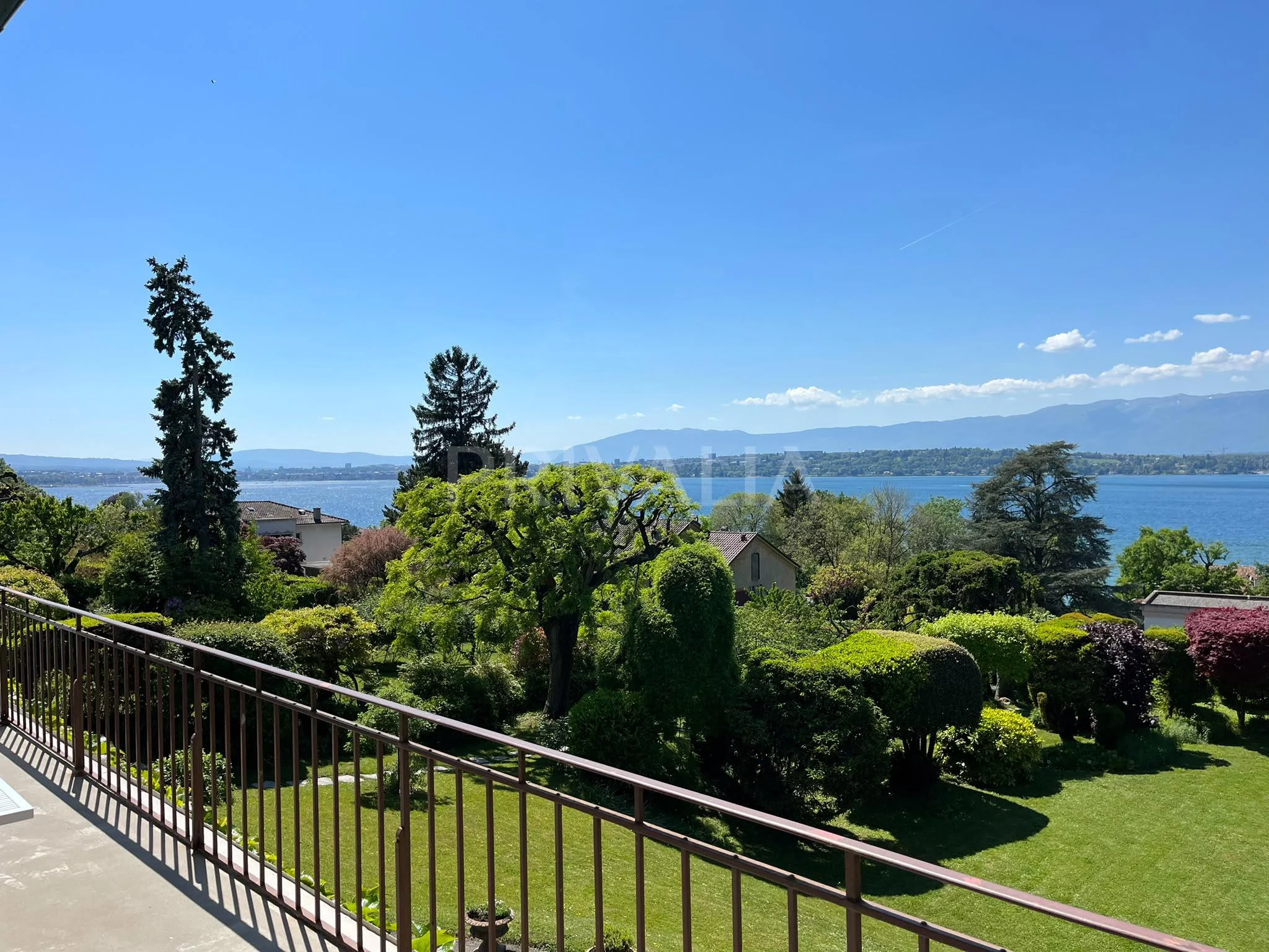 Beau duplex meublé avec accès et vue panoramique sur le lac