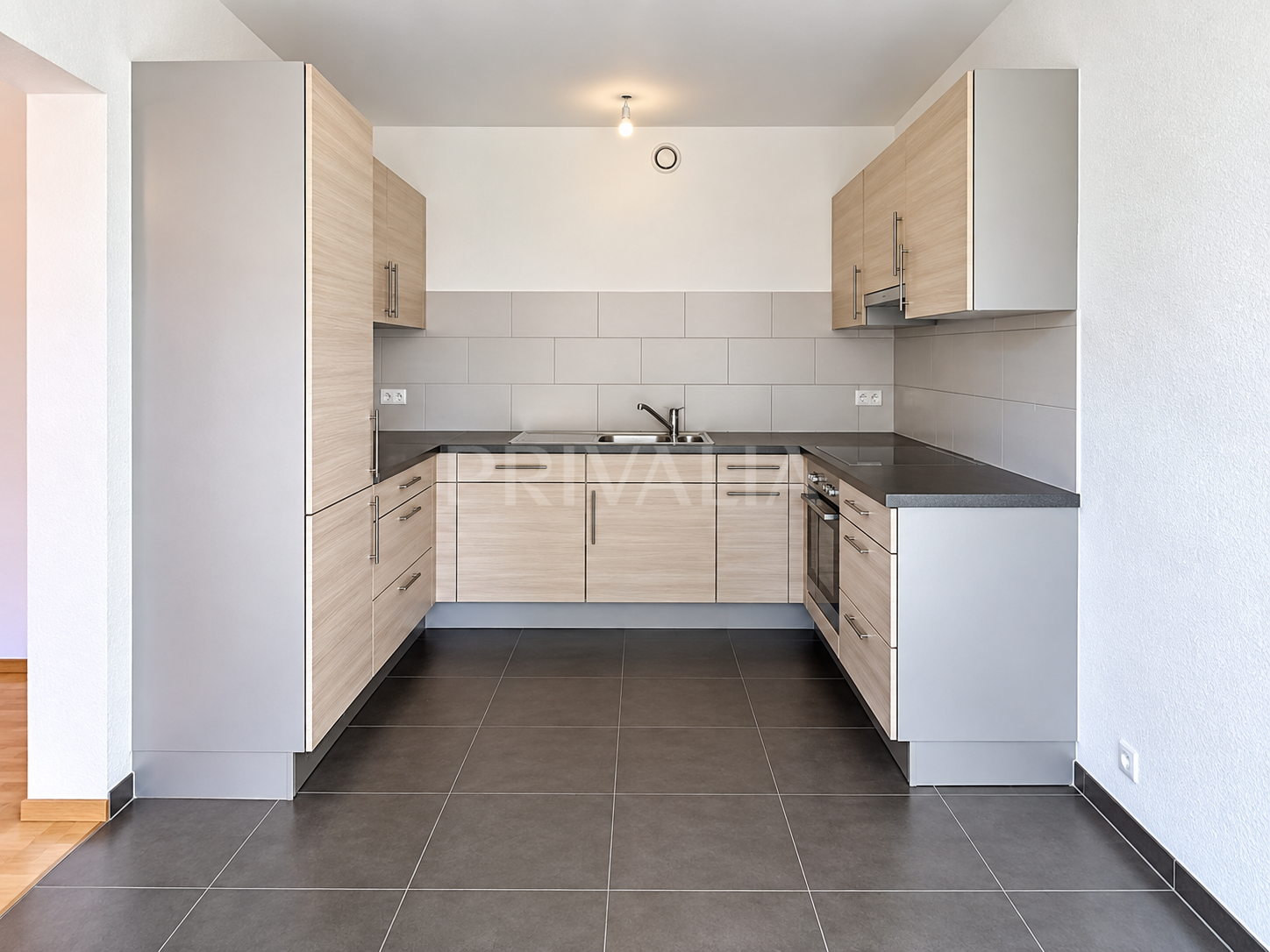 Exclusively listed: Beautiful renovated apartment with balcony in Onex