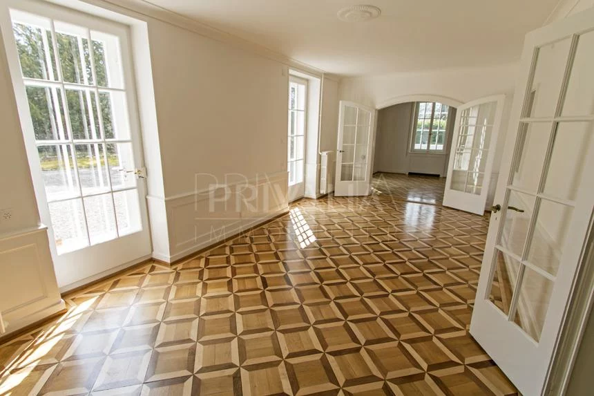 Opportunity: A lovely, charming property just a few minutes from the town centre