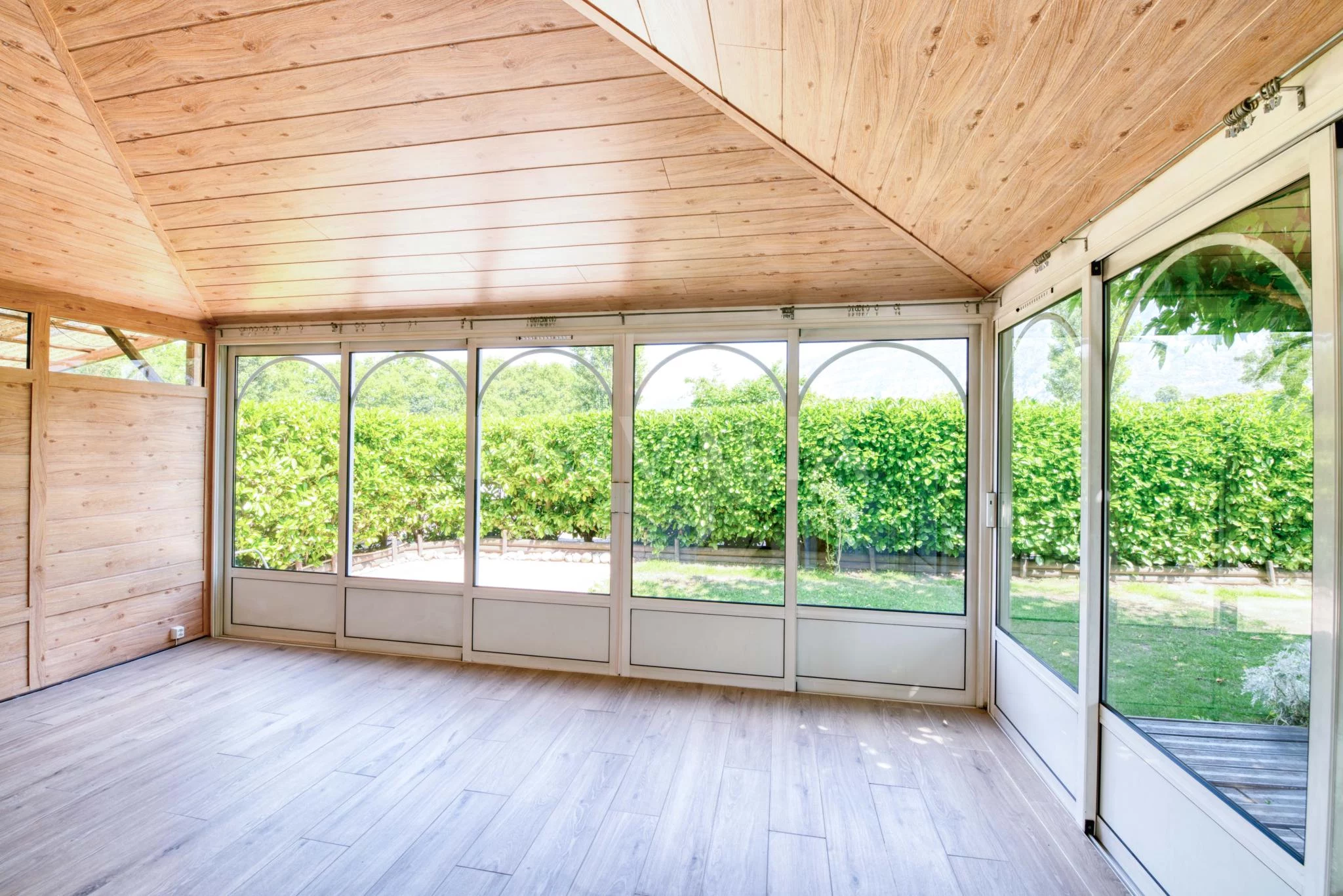 Co exclusivité : Charmante villa familiale avec jardin, véranda et garage à Plan-les-ouates / Troinex