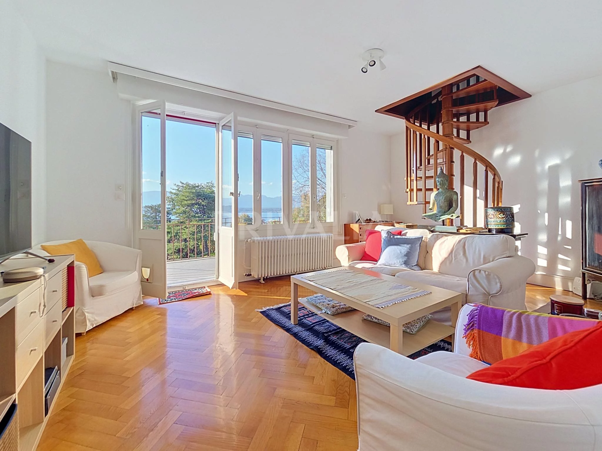 Beau duplex meublé avec accès et vue panoramique sur le lac