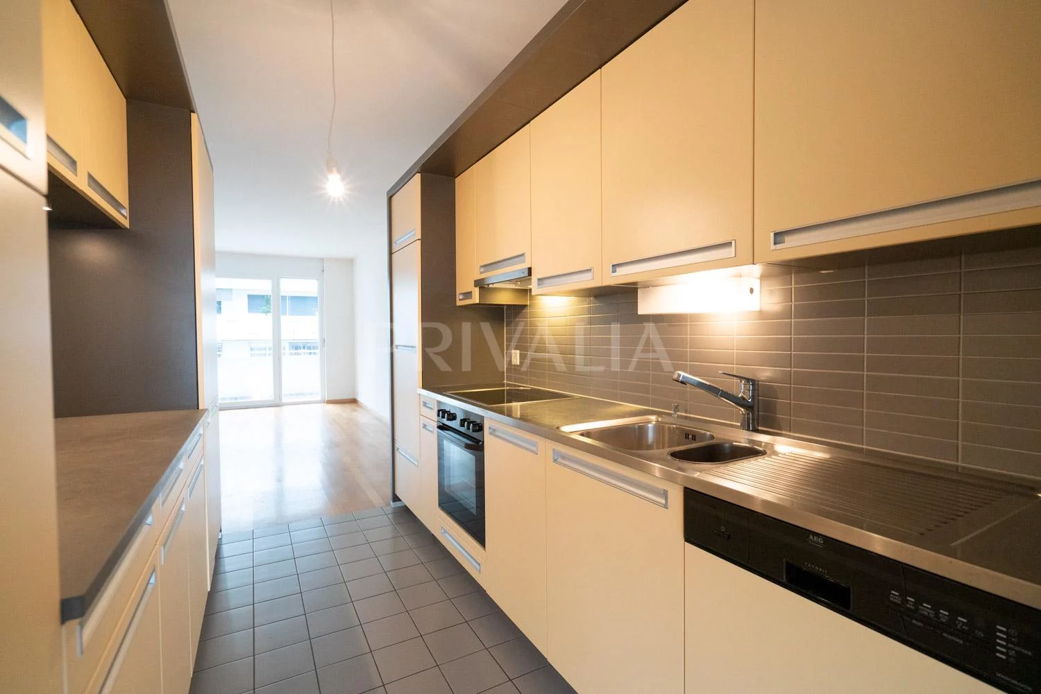 Superbe appartement traversant à quelques pas de la place des Nations