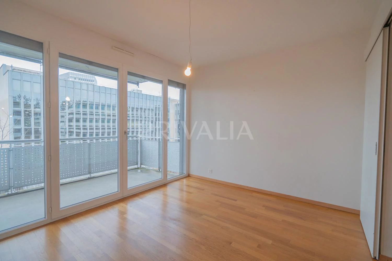 Superbe appartement traversant à quelques pas de la place des Nations
