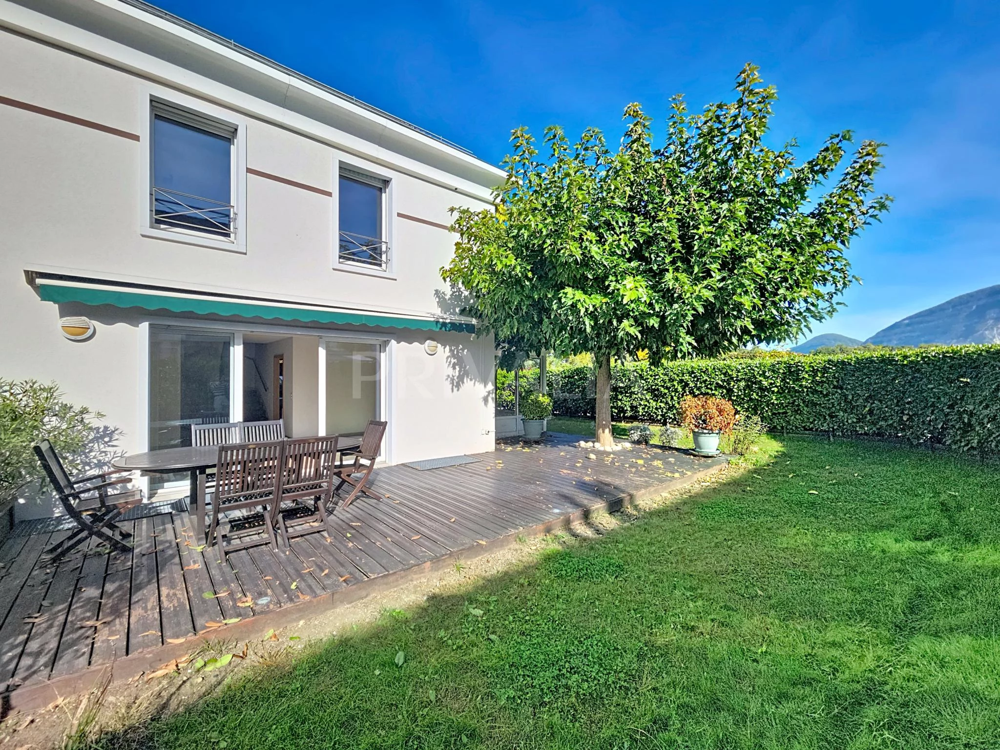 Co exclusivité : Charmante villa familiale avec jardin, véranda et garage à Plan-les-ouates / Troinex