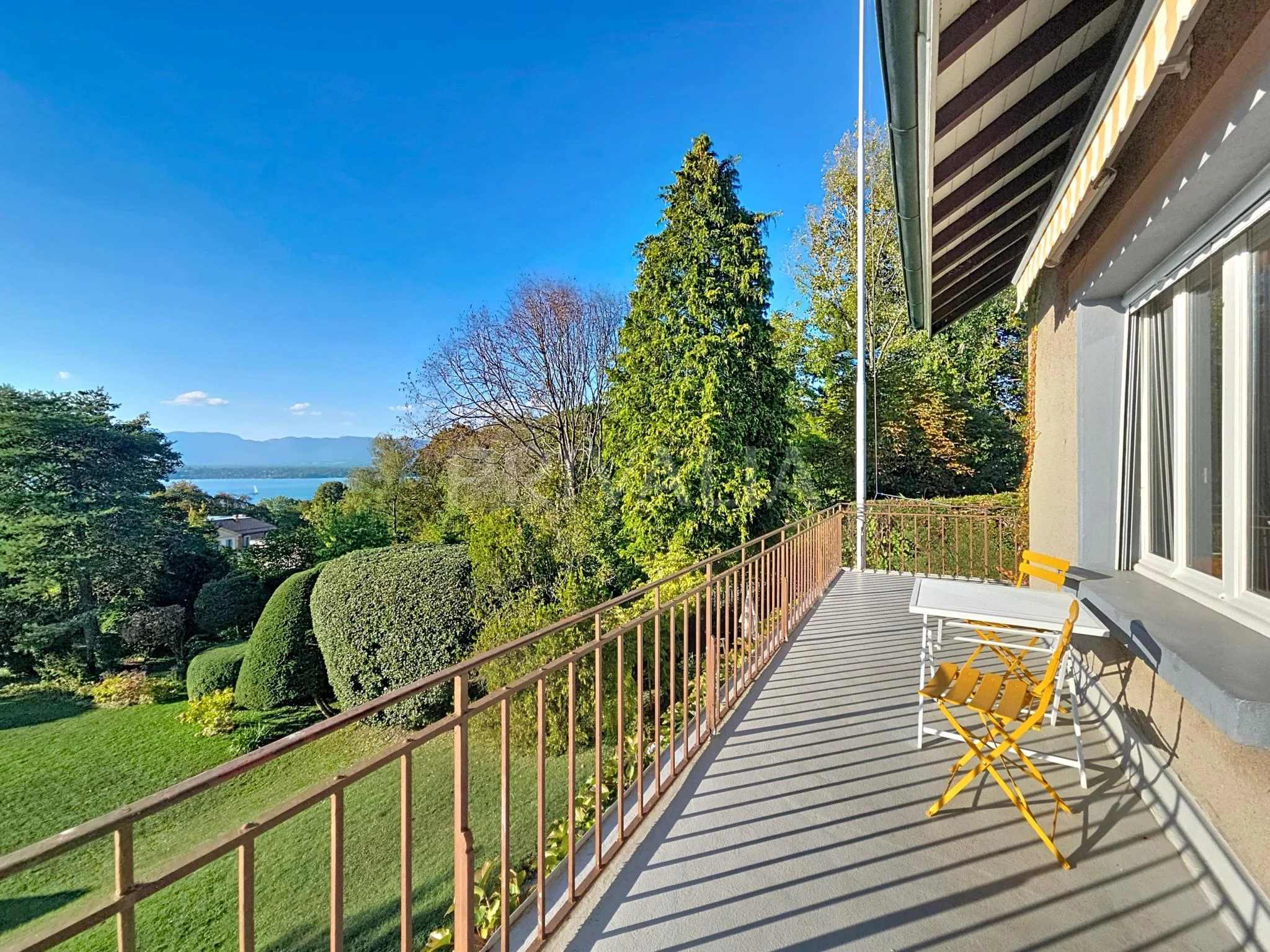 Beau duplex meublé avec accès et vue panoramique sur le lac