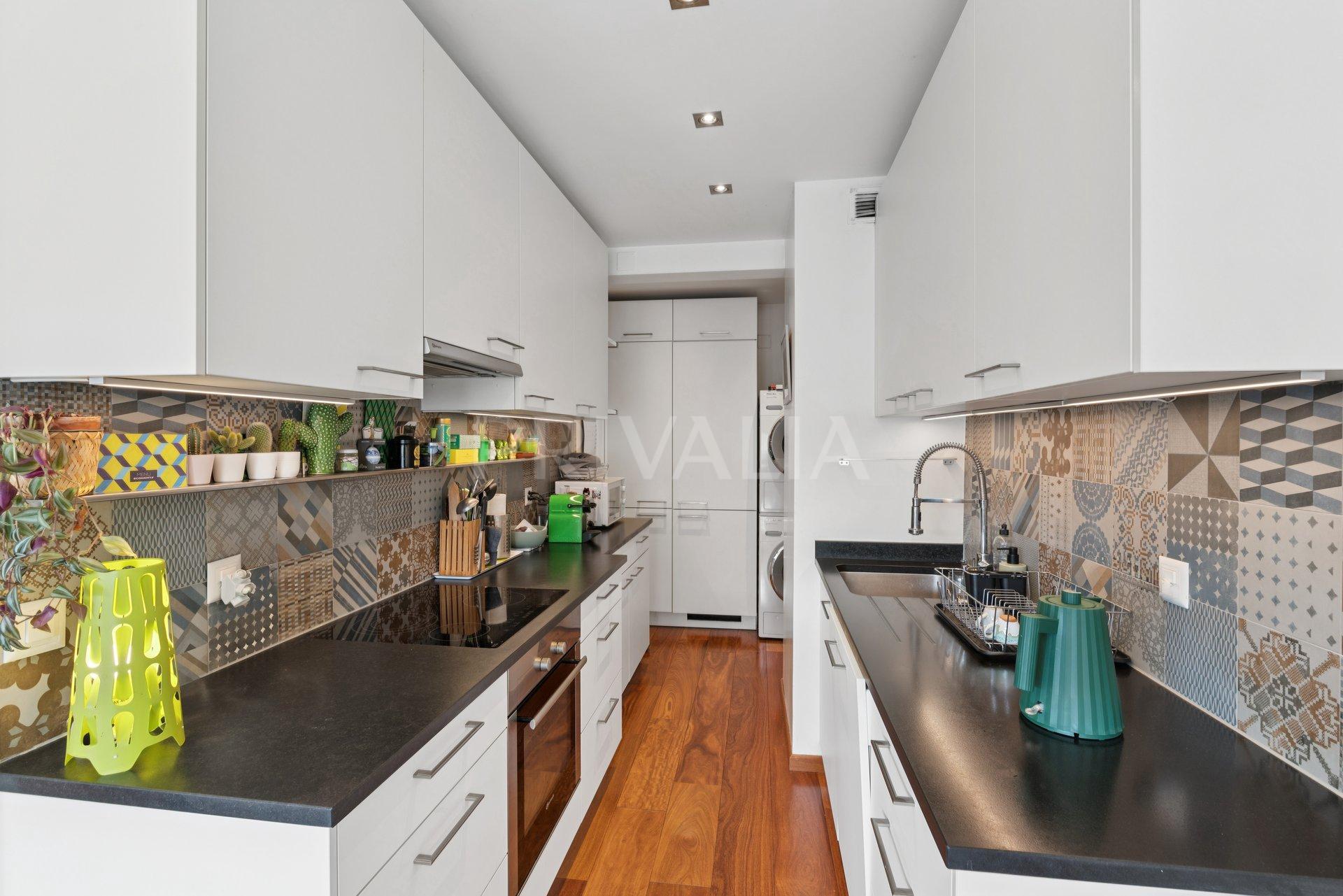 PrivaliaEn Exclusivité: Spacieux appartement traversant de 4 pièces avec balcon à Champel