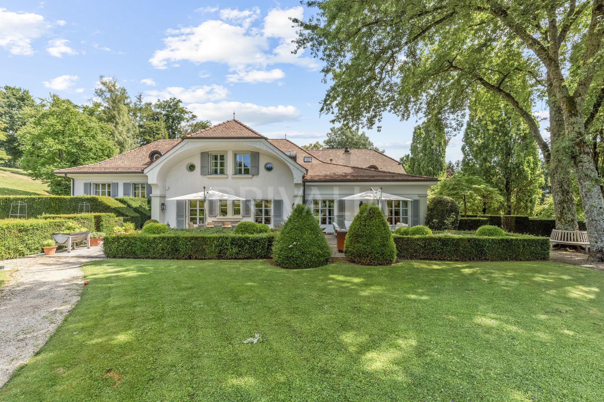 PrivaliaDomaine prestigieux de 6 hectares comprenant Maison de Maître et d’hôtes, piscine, tennis et pool house