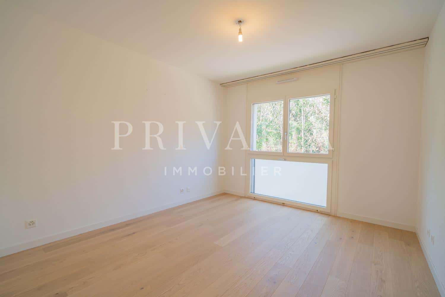 PrivaliaBel appartement de 7.5 pièces avec 2 balcons au sein d’une résidence sécurisée