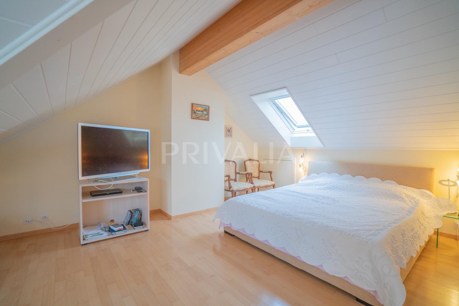 PrivaliaBeautiful semi-detached house with south facing garden