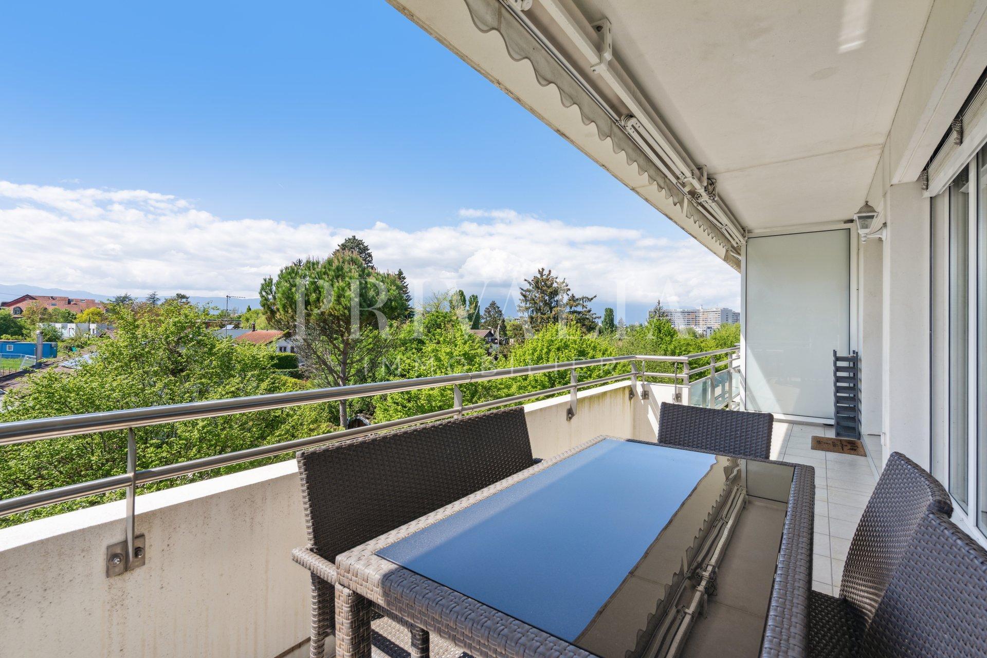 PrivaliaEn exclusivité: Appartement en pignon avec vue sur le Salève et espaces verdoyants