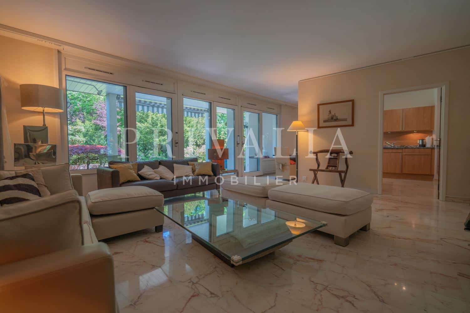 PrivaliaSuperbe appartement meublé en rez-de-jardin avec terrasse dans un bel environnement à proximité du lac
