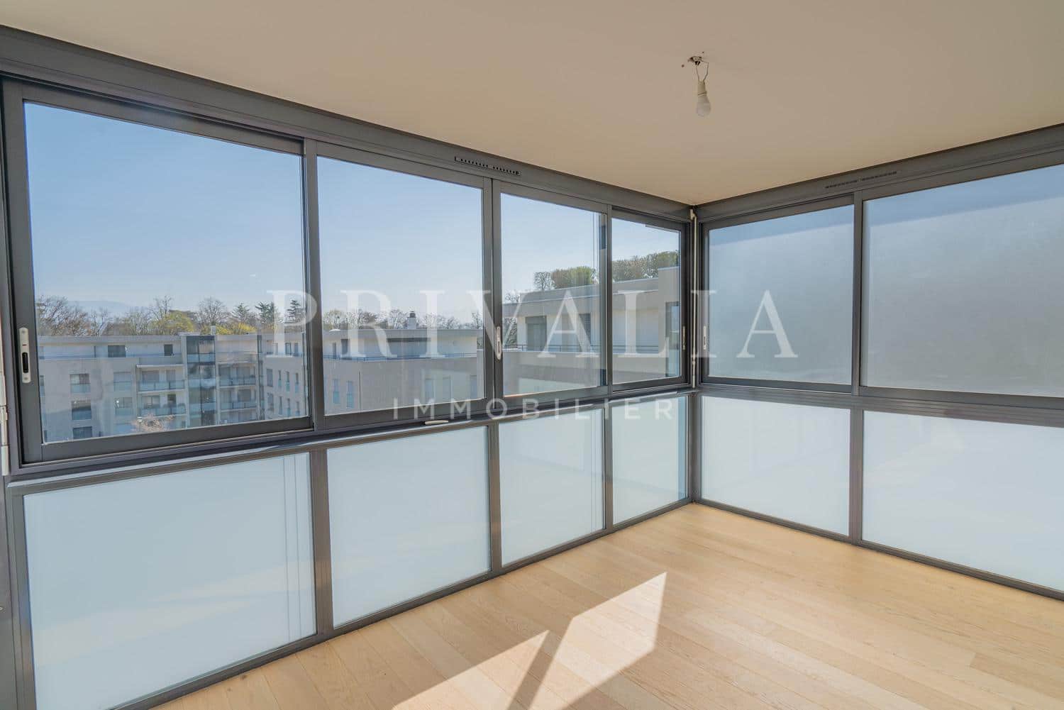 PrivaliaBel appartement de 7.5 pièces avec 2 balcons au sein d’une résidence sécurisée