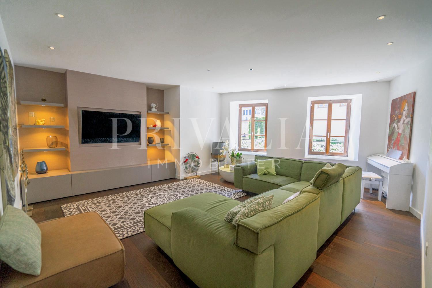PrivaliaBeautiful walk-through flat a few steps from the lower streets