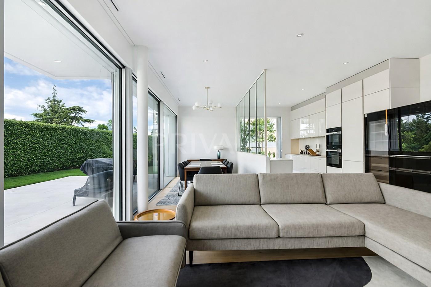 PrivaliaBeautiful 5-room apartment with private garden in the heart of Cologny