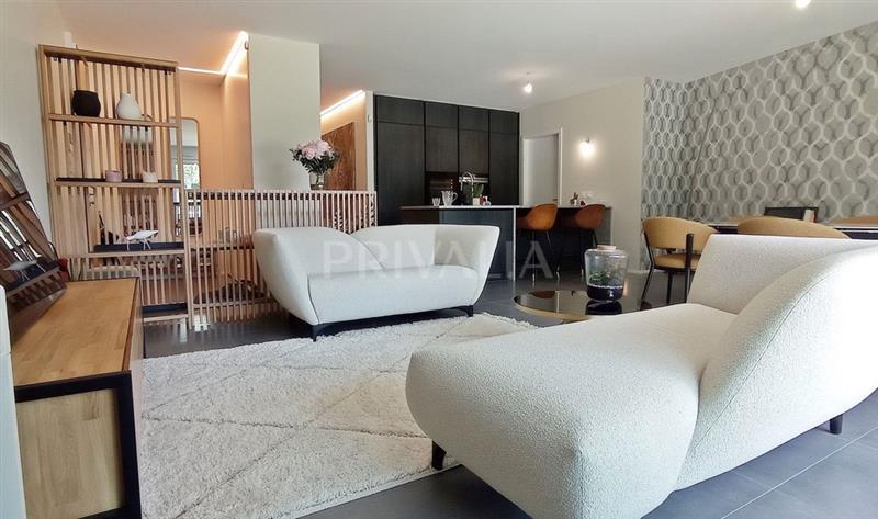 PrivaliaÉlégant 5 pièces avec terrasse privative au cœur de Chambésy
