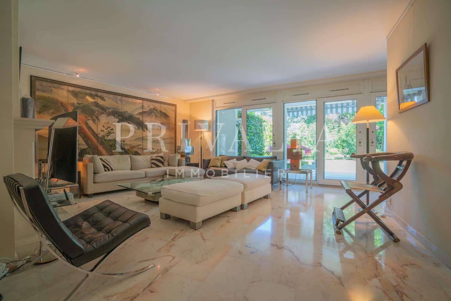 PrivaliaSuperbe appartement meublé en rez-de-jardin avec terrasse dans un bel environnement à proximité du lac