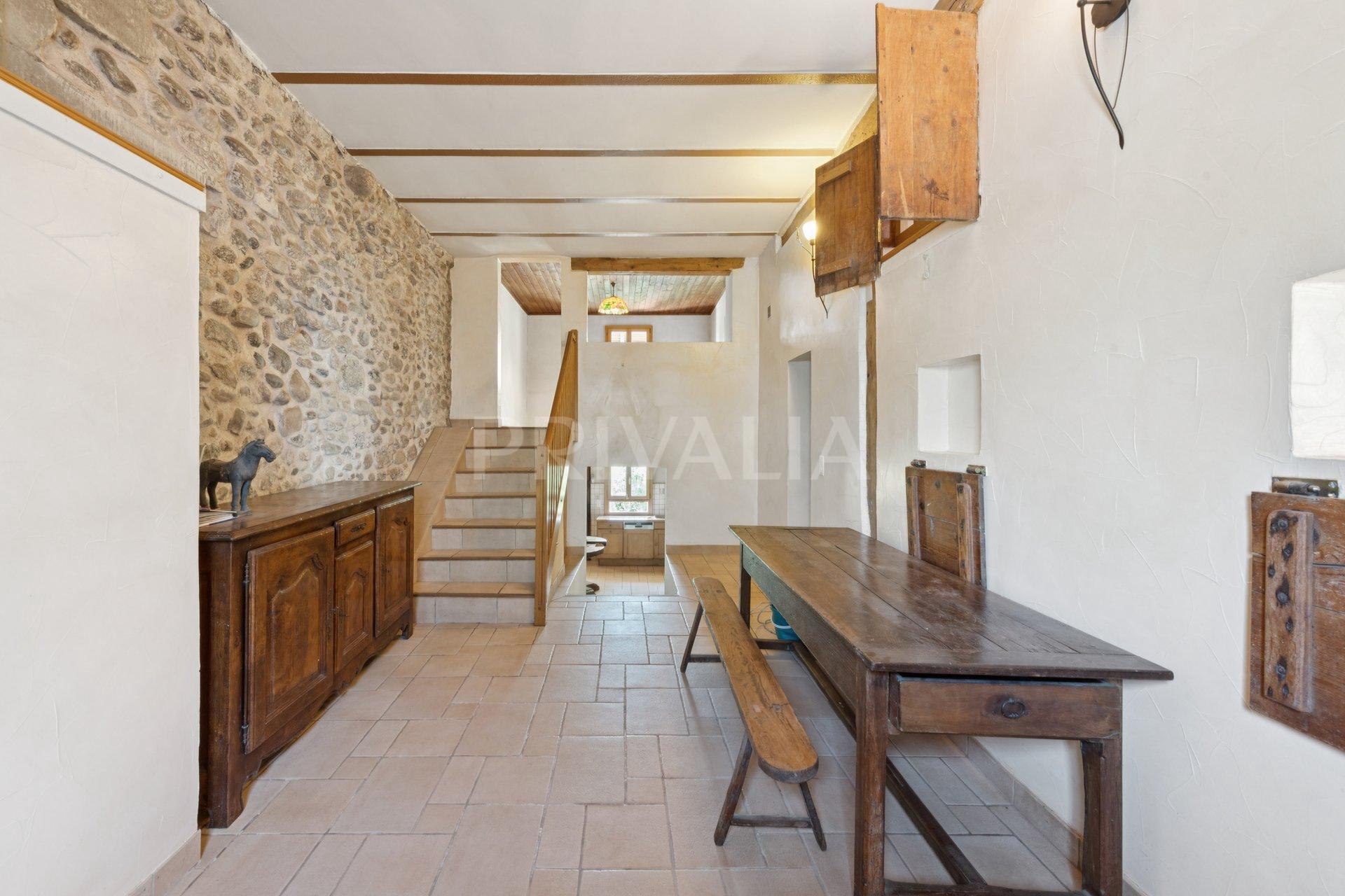 PrivaliaEn exclusivité : Maison villageoise lumineuse avec terrasse et jardin clôturé