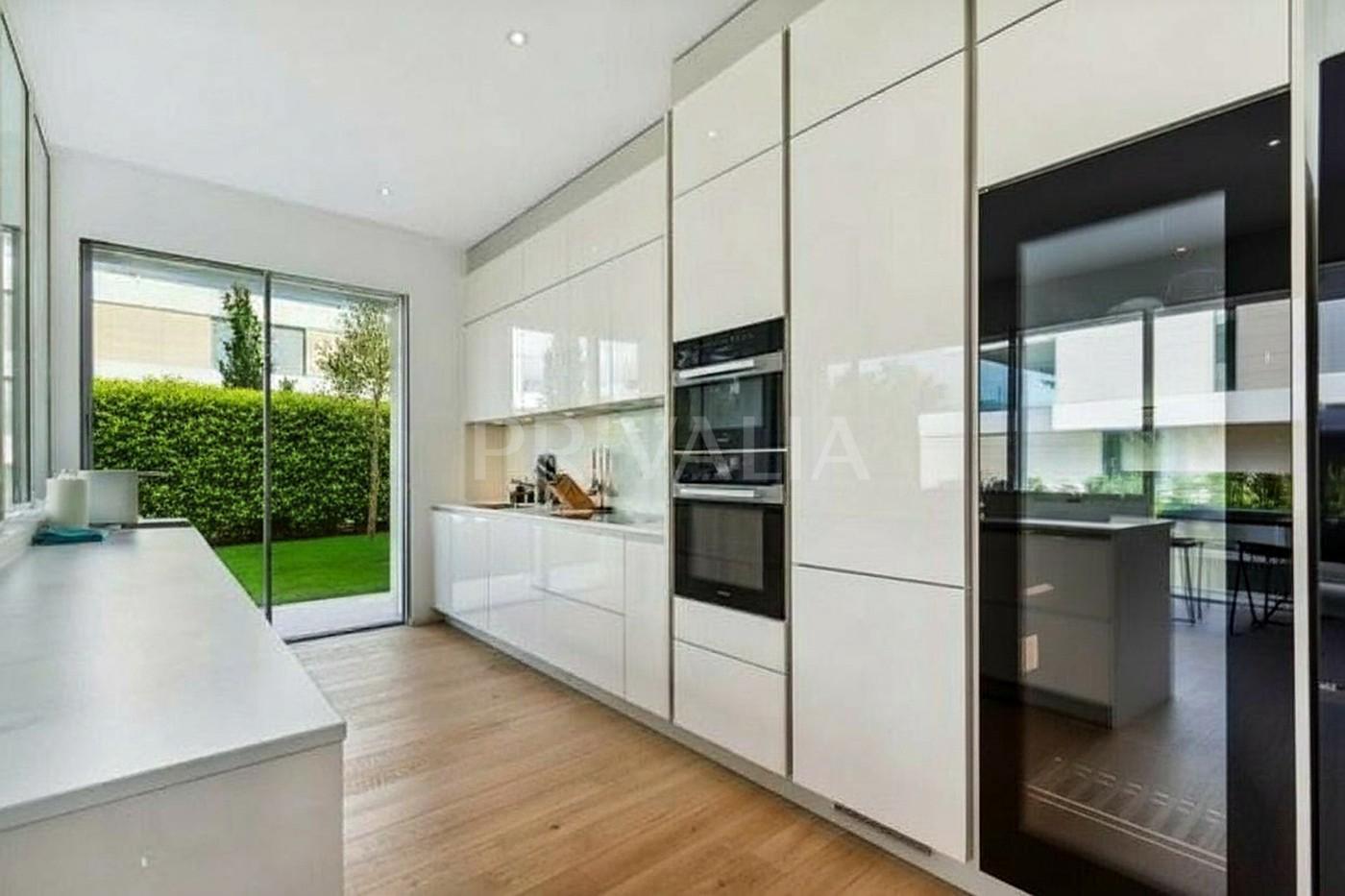 PrivaliaMagnifique appartement de 5 pièces avec jardin privé au cœur de Cologny