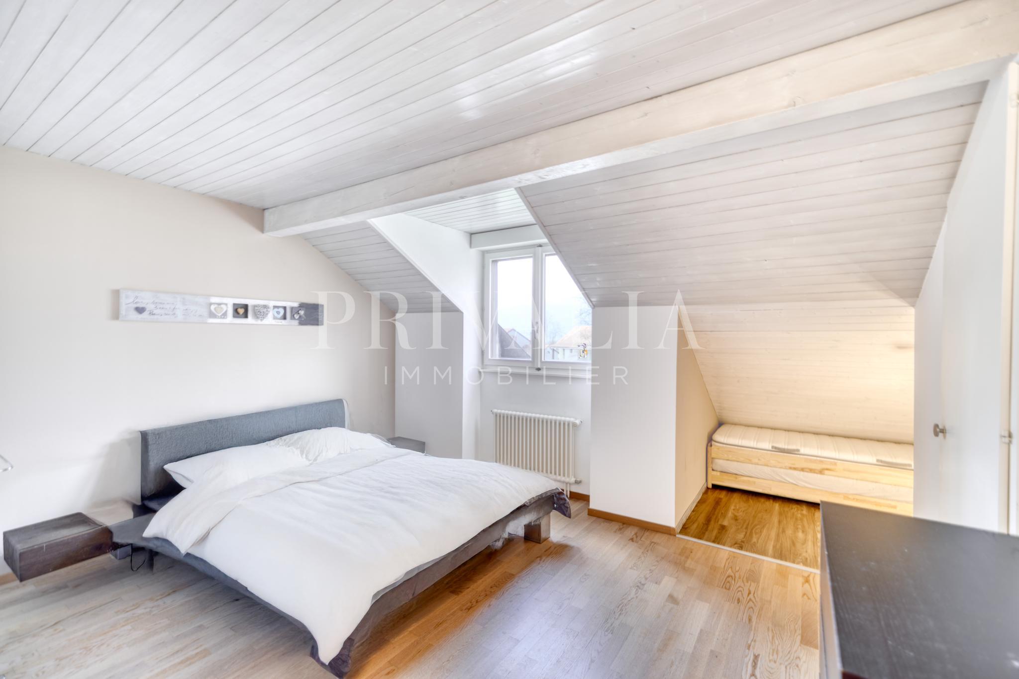 PrivaliaEn exclusivité : Duplex rénové avec vue dégagée à Laconnex