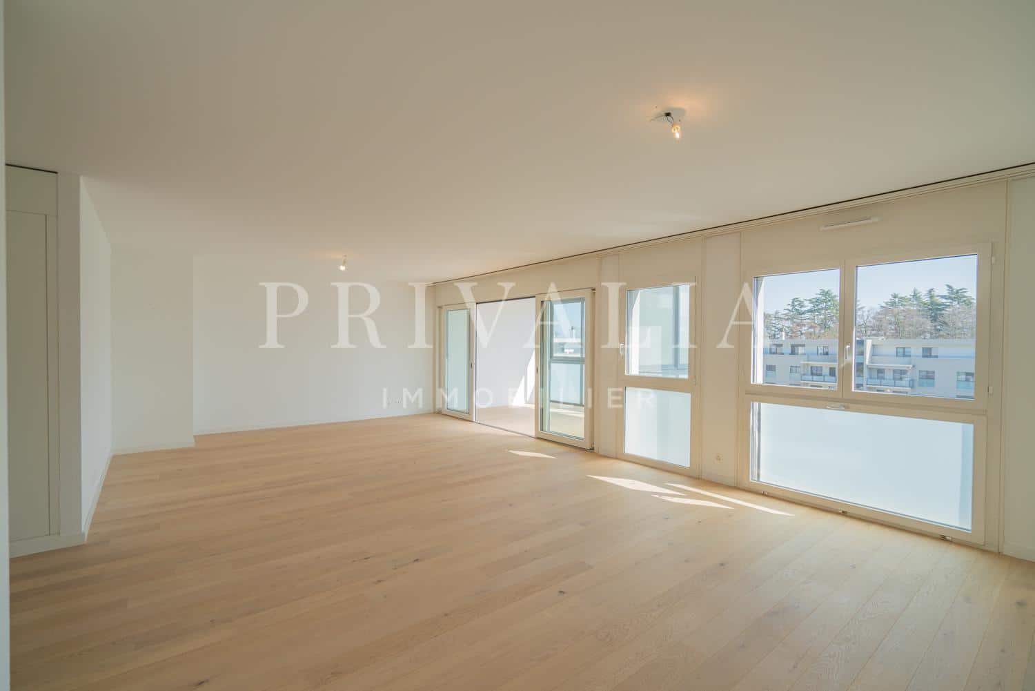 PrivaliaBel appartement de 7.5 pièces avec 2 balcons au sein d’une résidence sécurisée
