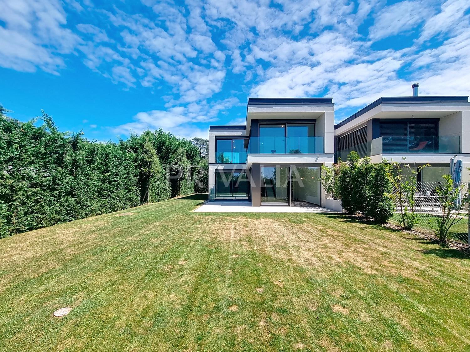 PrivaliaSuperb semi-detached gabled villa at the gates of Florissant