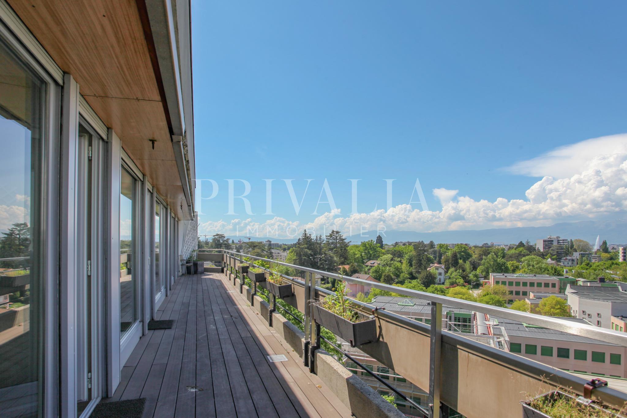 PrivaliaSuperbe attique traversant avec terrasses offrant une vue panoramique sur la ville et les alpes