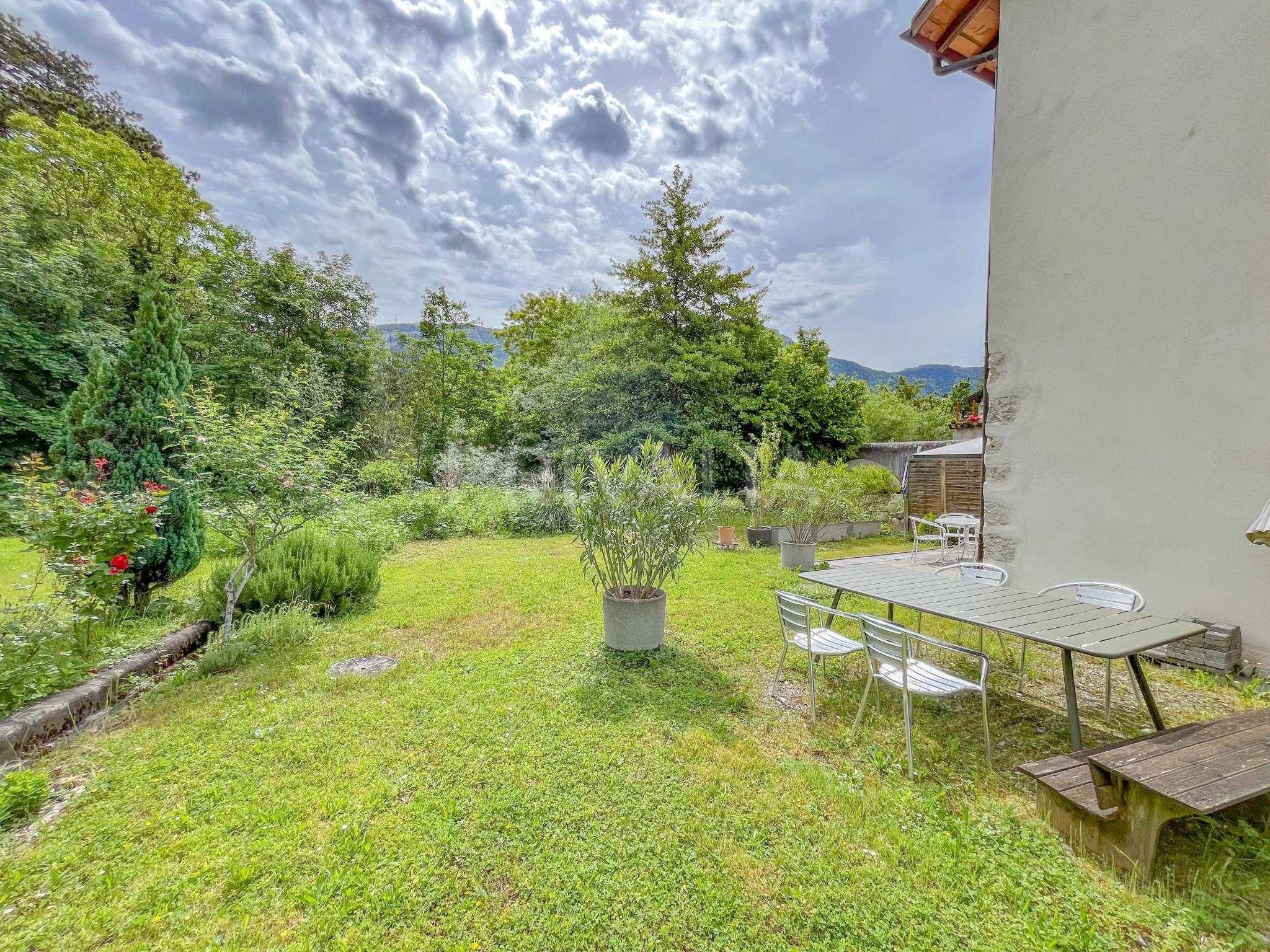 PrivaliaBelle maison mitoyenne villageoise au cœur de Troinex