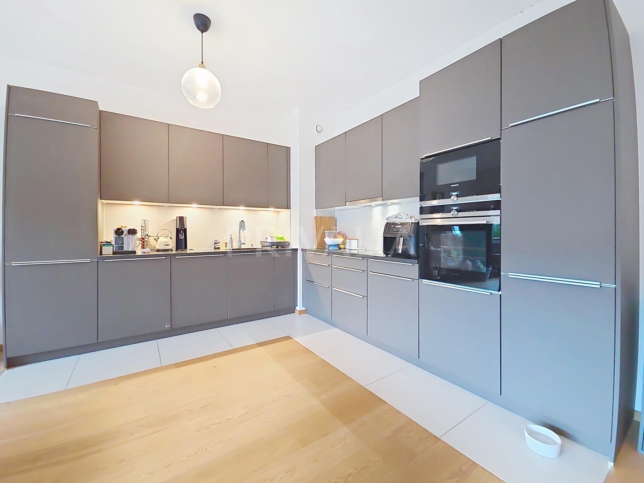 PrivaliaBeautiful contemporary 5-room flat just a stone’s throw from the lake