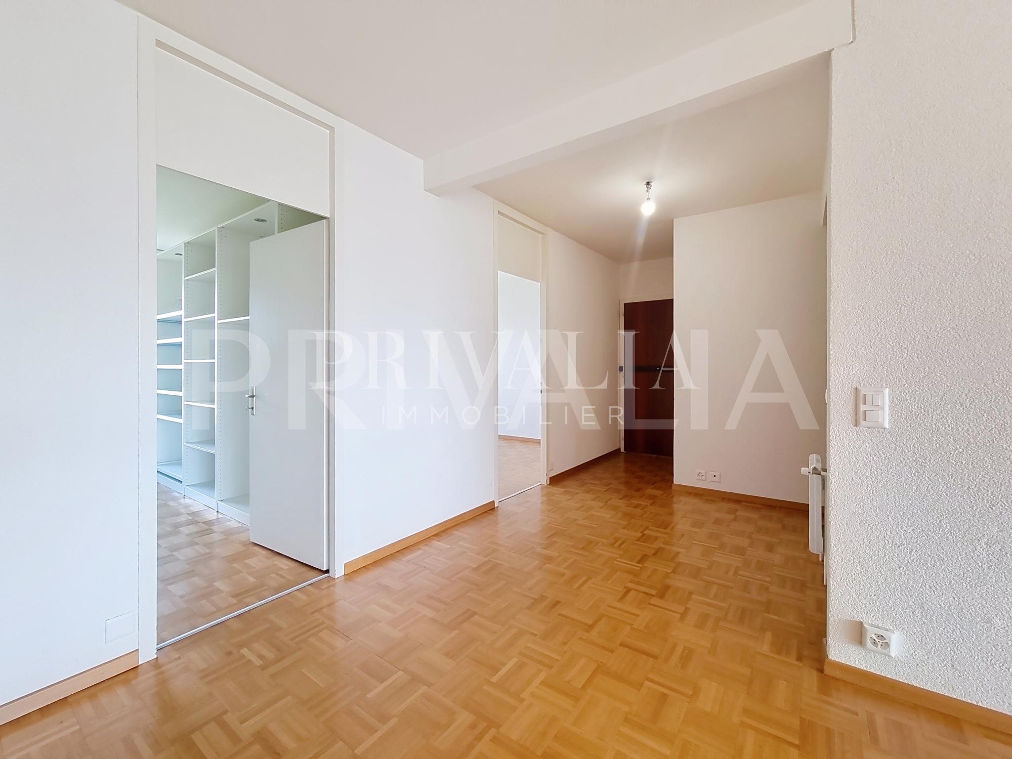 PrivaliaBeautiful walk-through flat in the heart of the Gradelle district