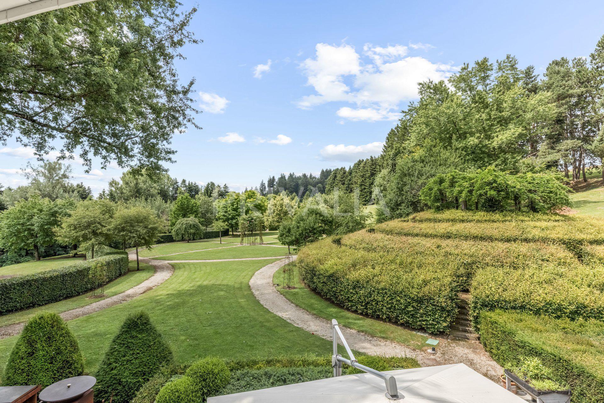 PrivaliaPrestigious 6-hectare estate featuring a Manor House and guest residence, swimming pool, tennis court, and pool house