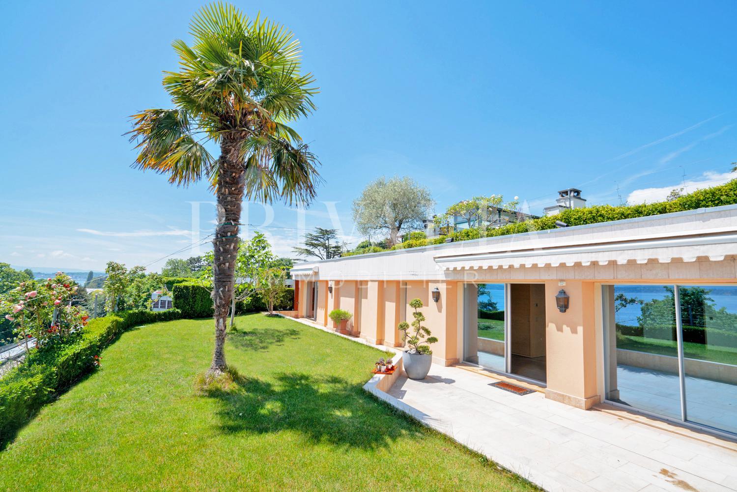 PrivaliaSuperb penthouse with terraces and garden and panoramic view of the lake