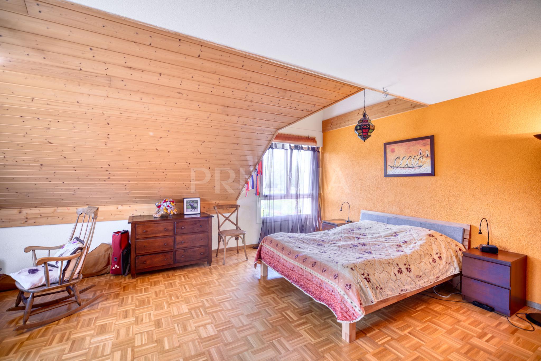 PrivaliaBright duplex with balcony and open views in Soral