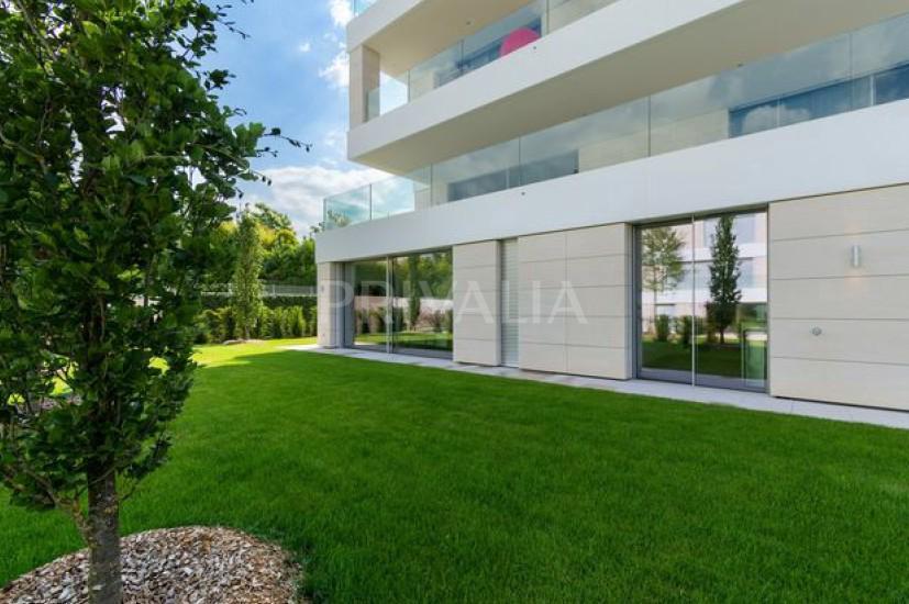 PrivaliaMagnifique appartement de 5 pièces avec jardin privé au cœur de Cologny