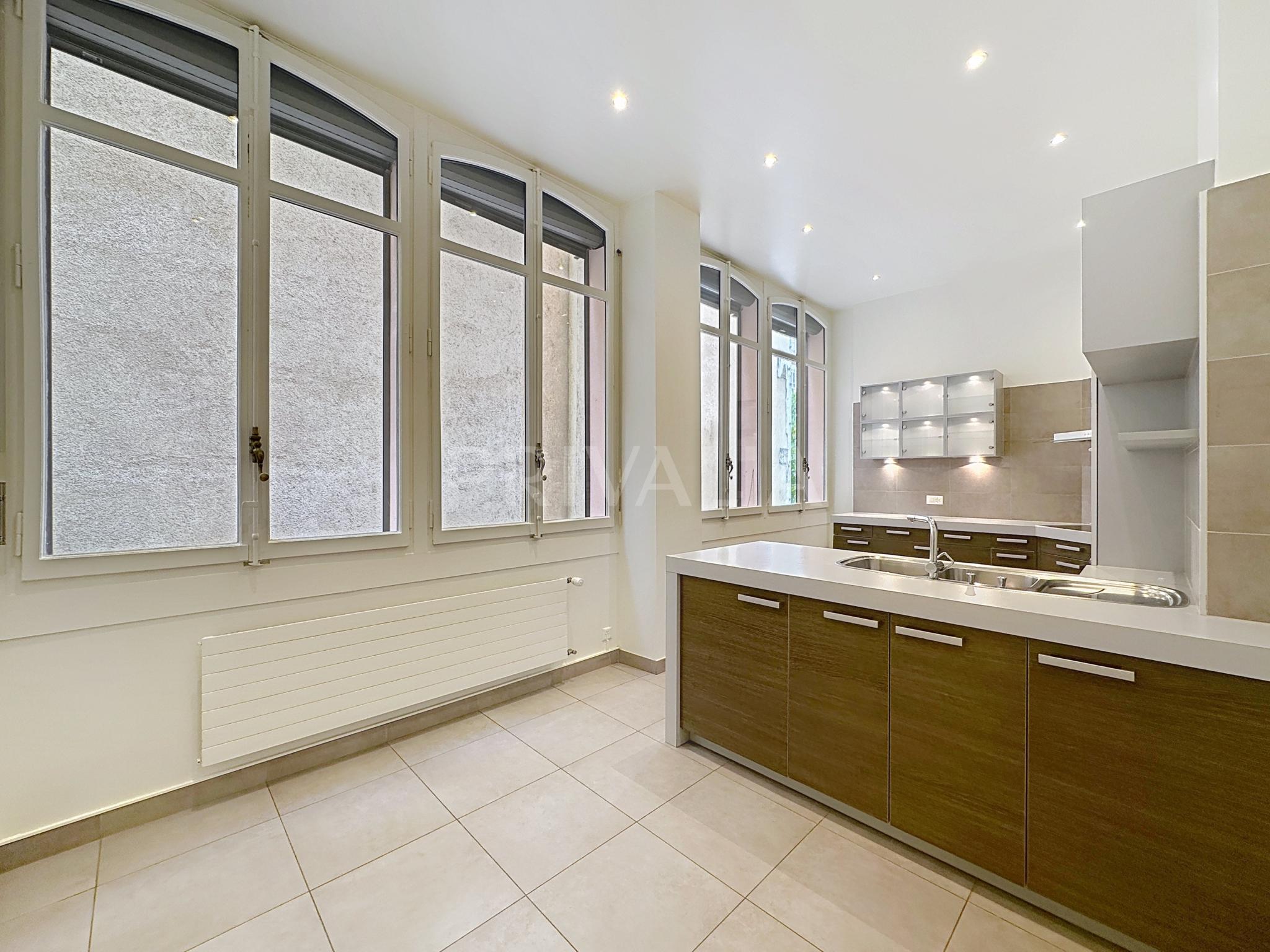 PrivaliaREMARKABLE APARTMENT IN THE TRANCHEES AREA