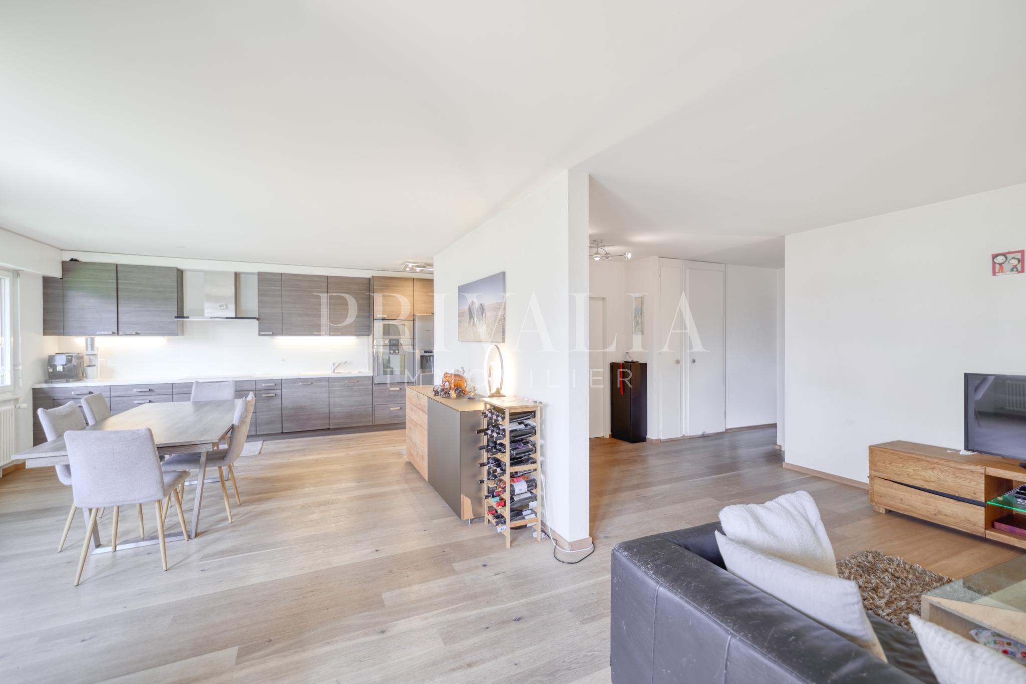 PrivaliaEn exclusivité : Duplex rénové avec vue dégagée à Laconnex