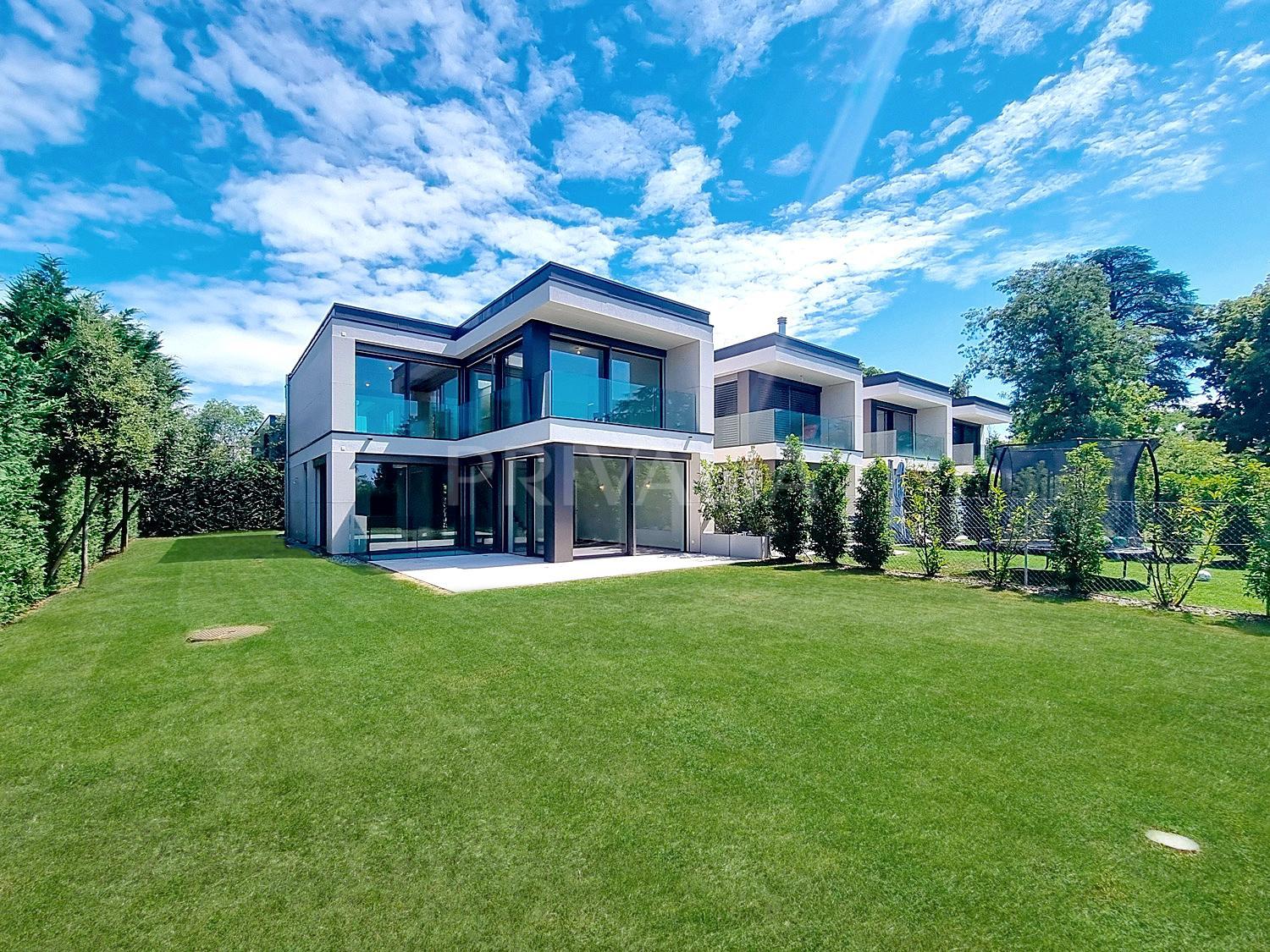 PrivaliaSuperb semi-detached gabled villa at the gates of Florissant