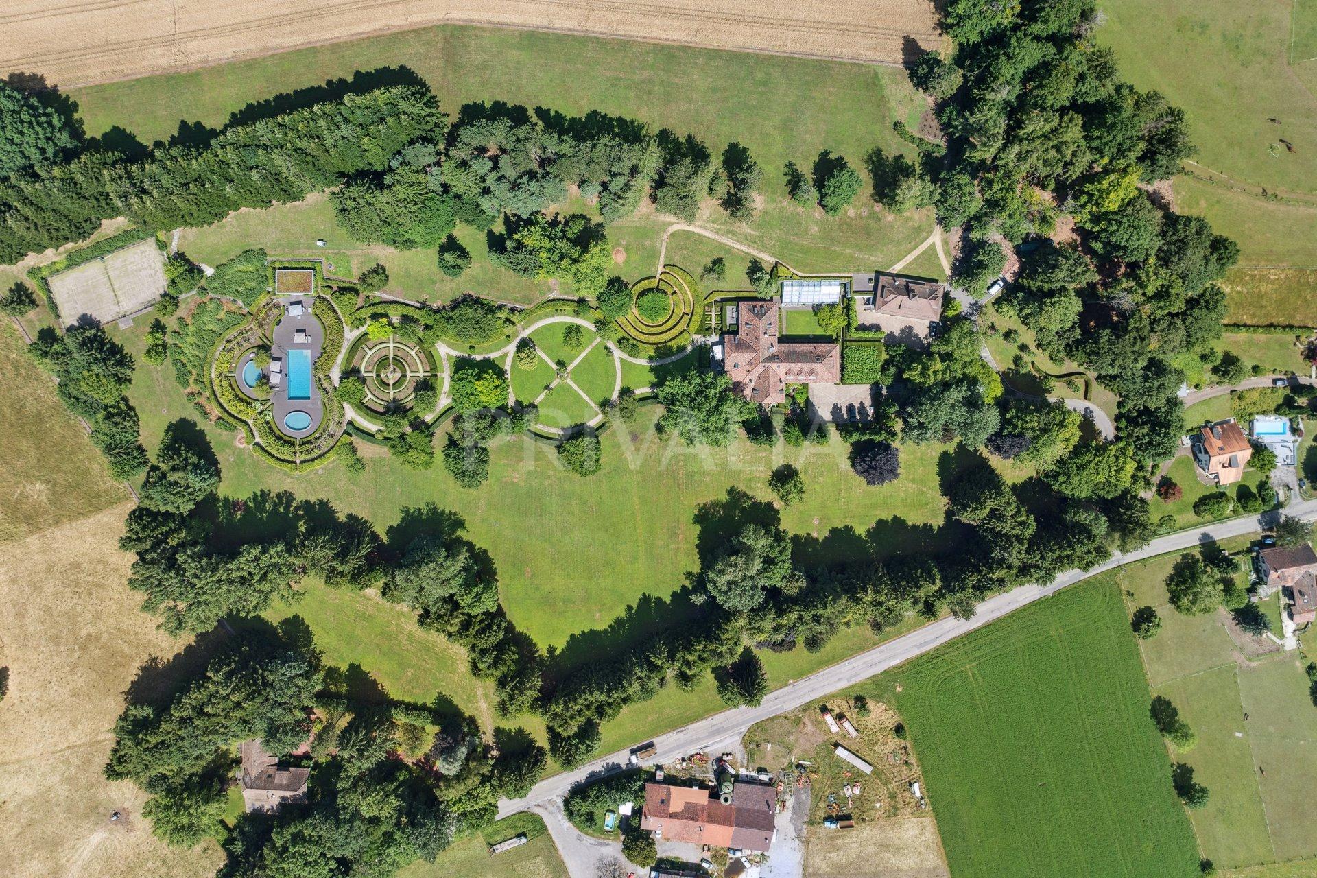 PrivaliaDomaine prestigieux de 6 hectares comprenant Maison de Maître et d’hôtes, piscine, tennis et pool house