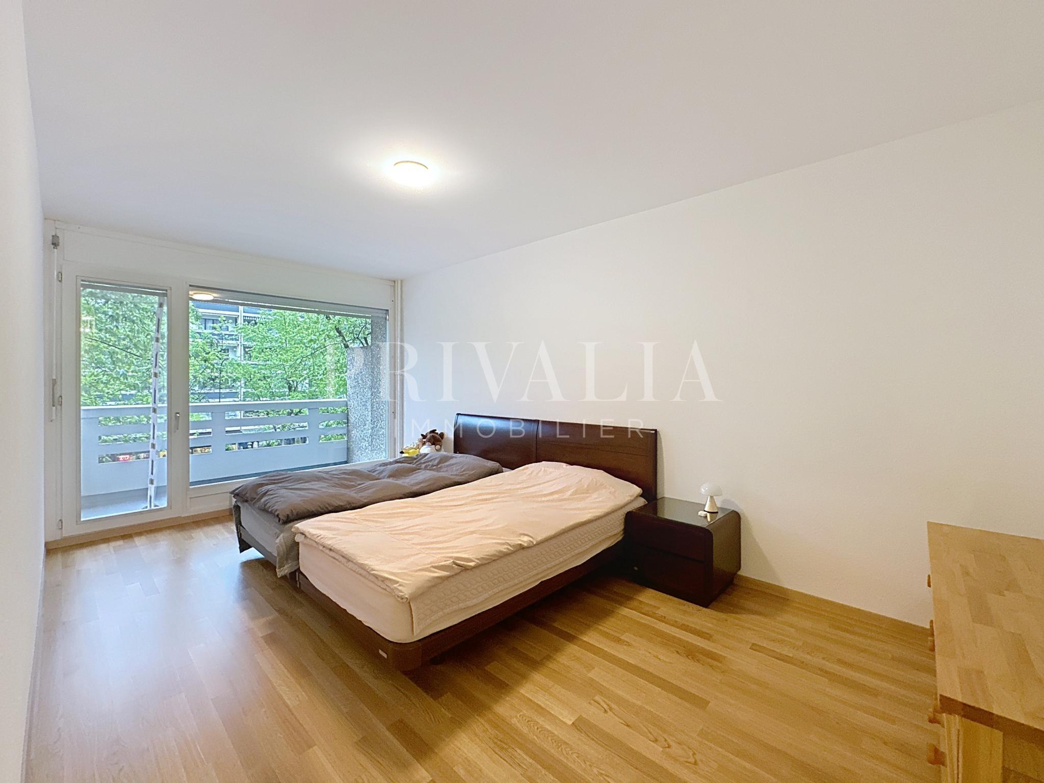 PrivaliaMagnificent, light-filled walk-through flat facing Parc Bertrand