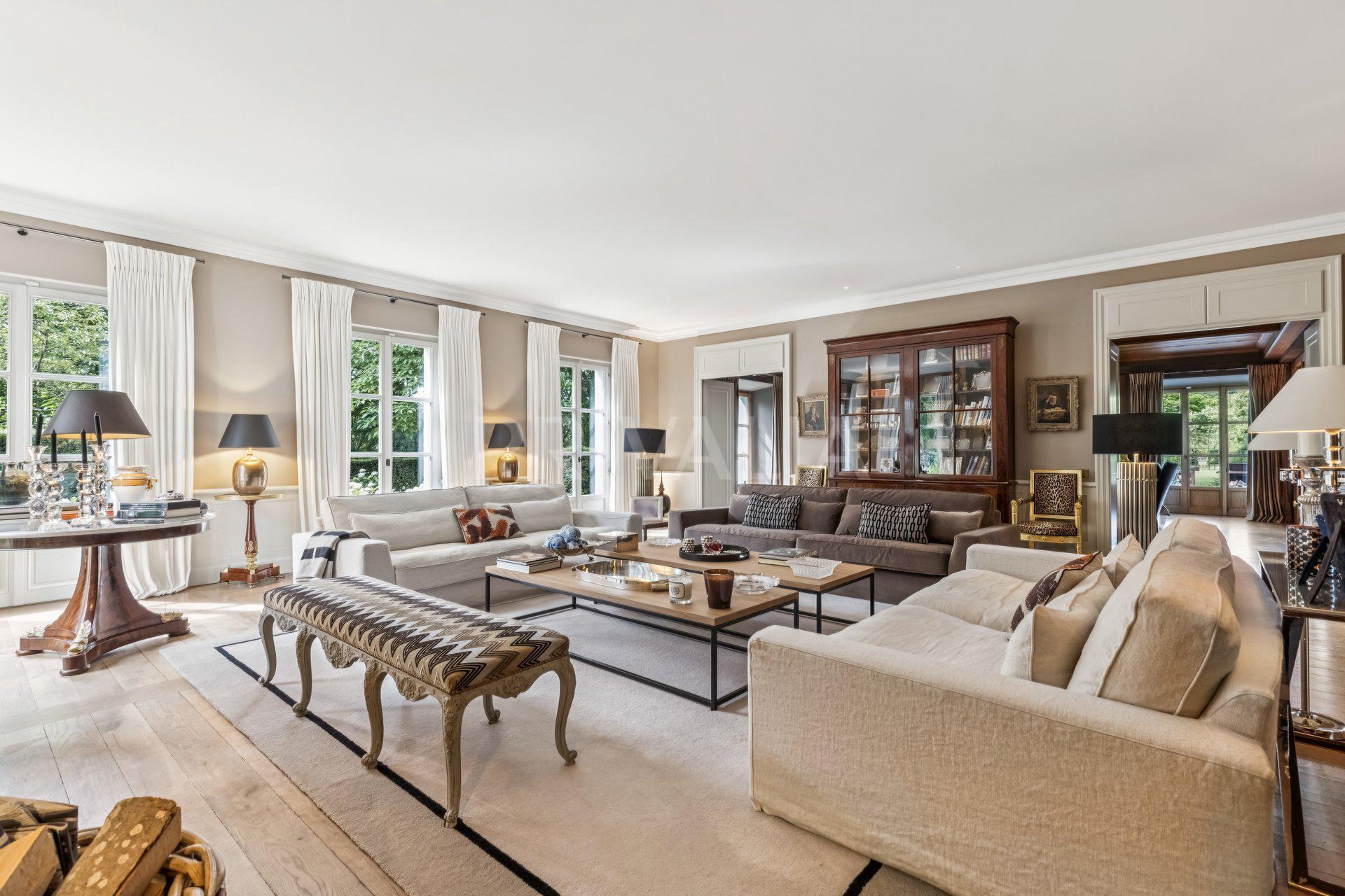PrivaliaDomaine prestigieux de 6 hectares comprenant Maison de Maître et d’hôtes, piscine, tennis et pool house