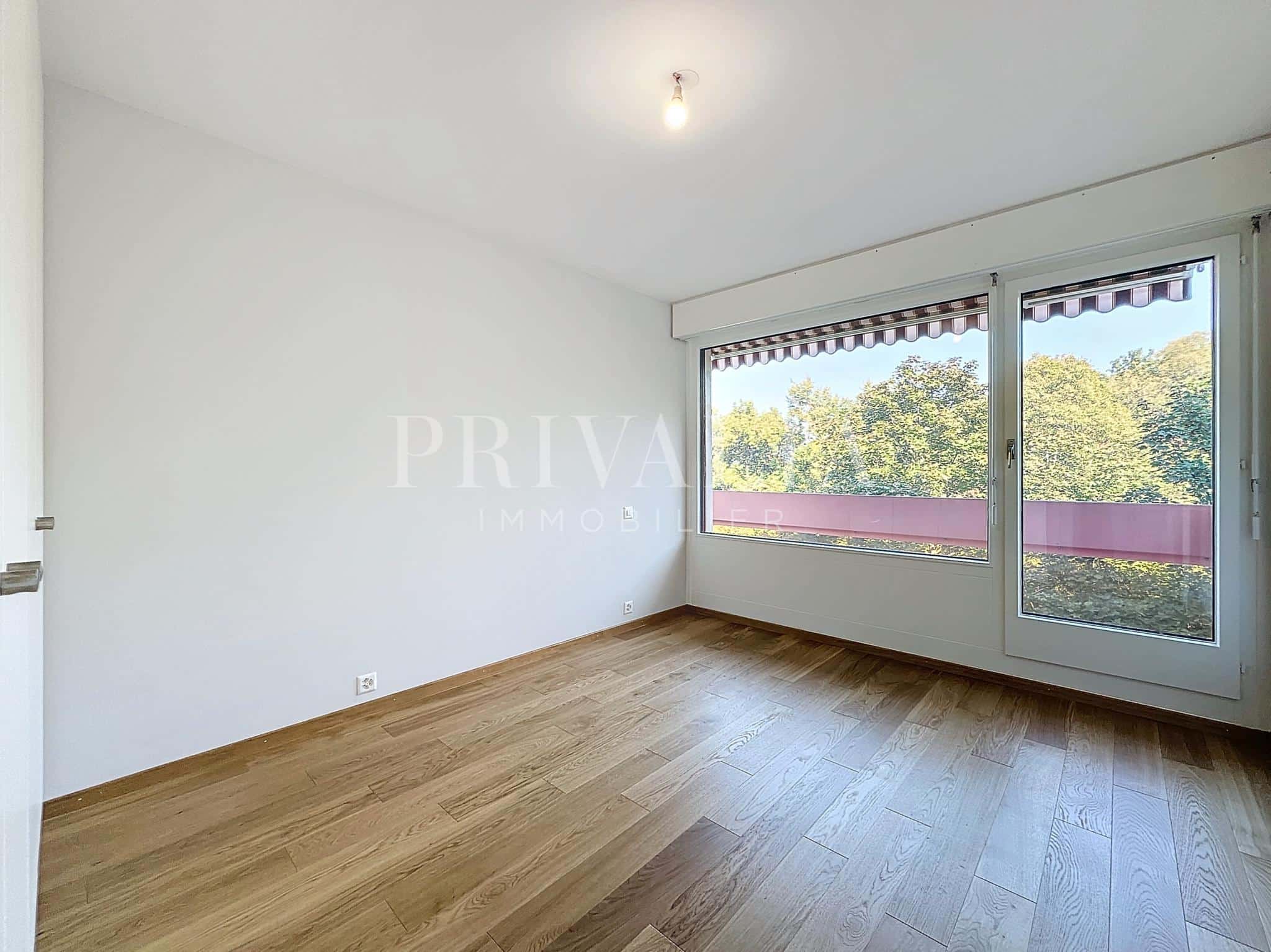 PrivaliaSuperbe appartement traversant avec vue dégagée à deux pas du parc La Grange