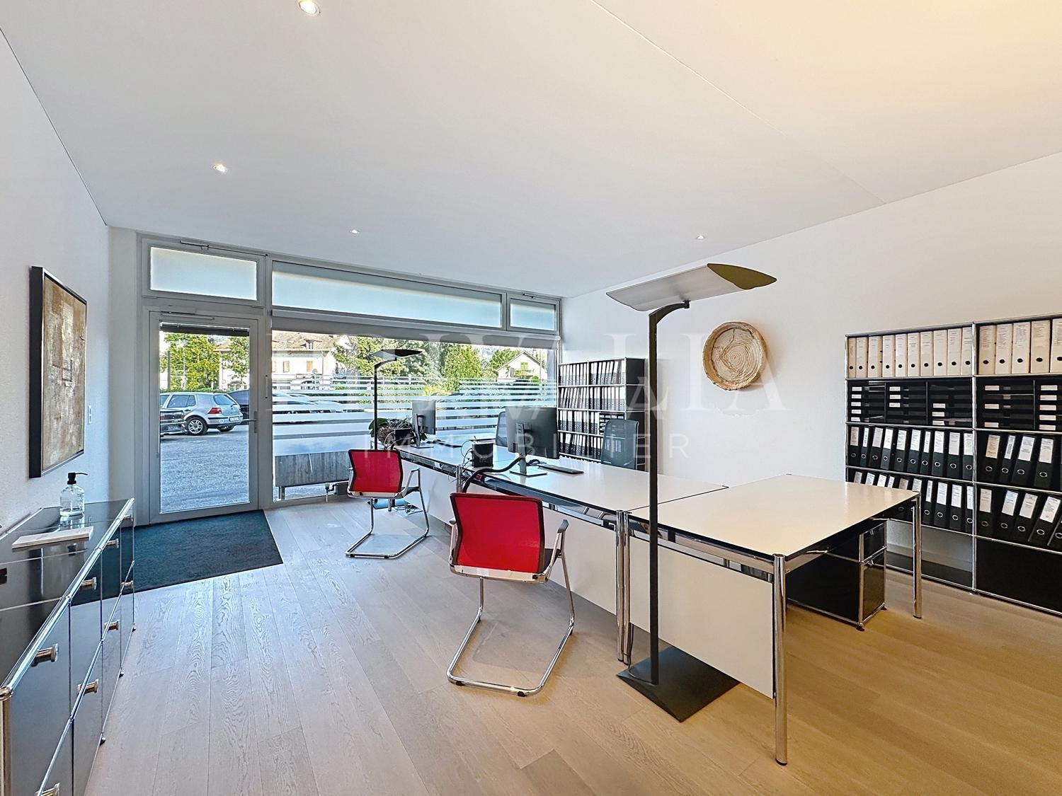 PrivaliaNew opportunity : through arcade, strategic location!