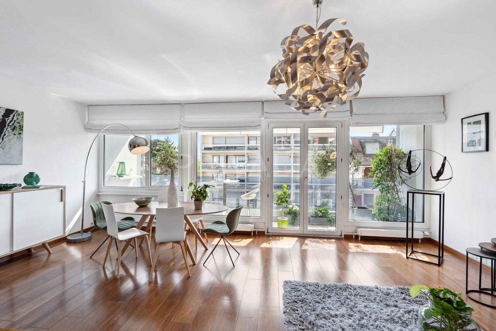 PrivaliaEn Exclusivité: Spacieux appartement traversant de 4 pièces avec balcon à Champel