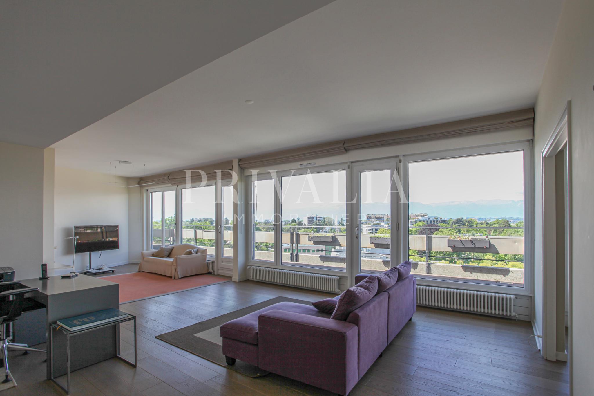 PrivaliaSuperbe attique traversant avec terrasses offrant une vue panoramique sur la ville et les alpes
