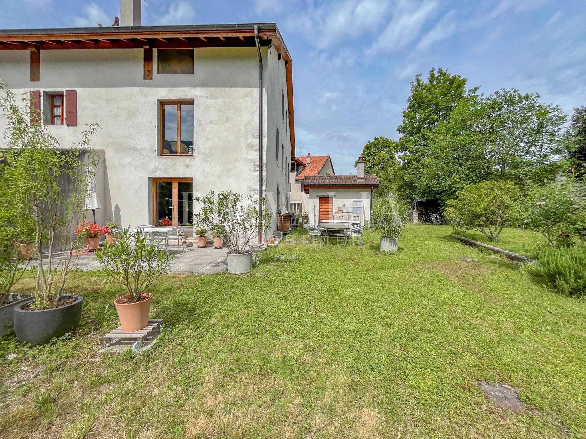 PrivaliaBeautiful village house in the heart of Troinex