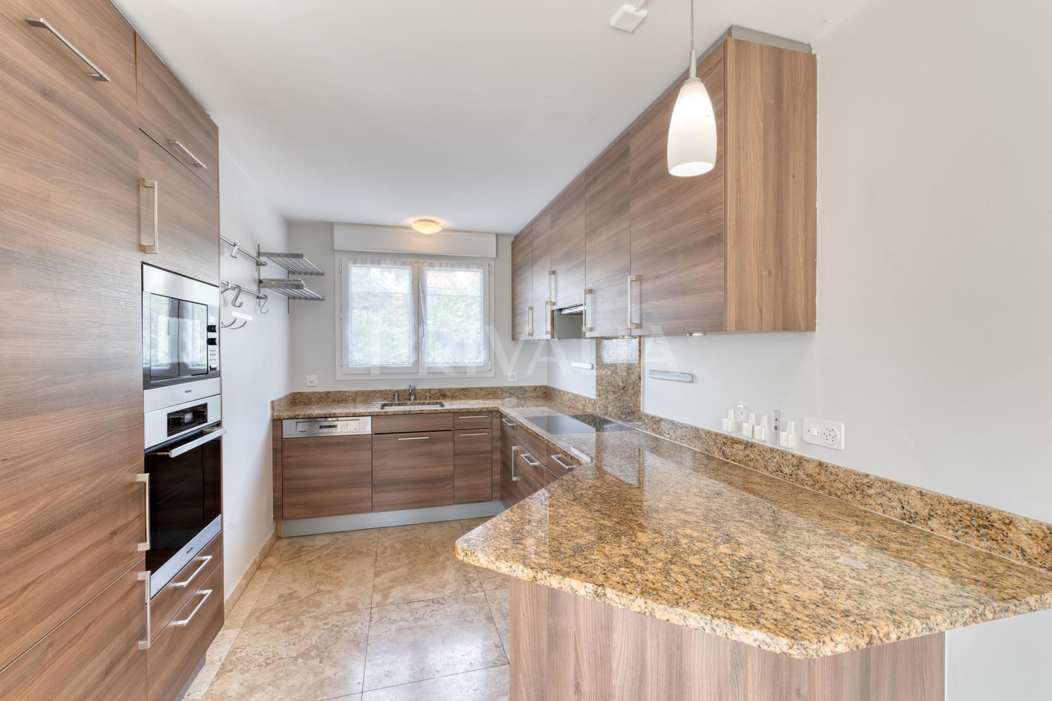PrivaliaVilla mitoyenne avec 4 chambres et studio indépendant