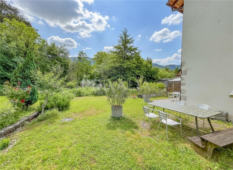 PrivaliaBelle maison mitoyenne villageoise au cœur de Troinex