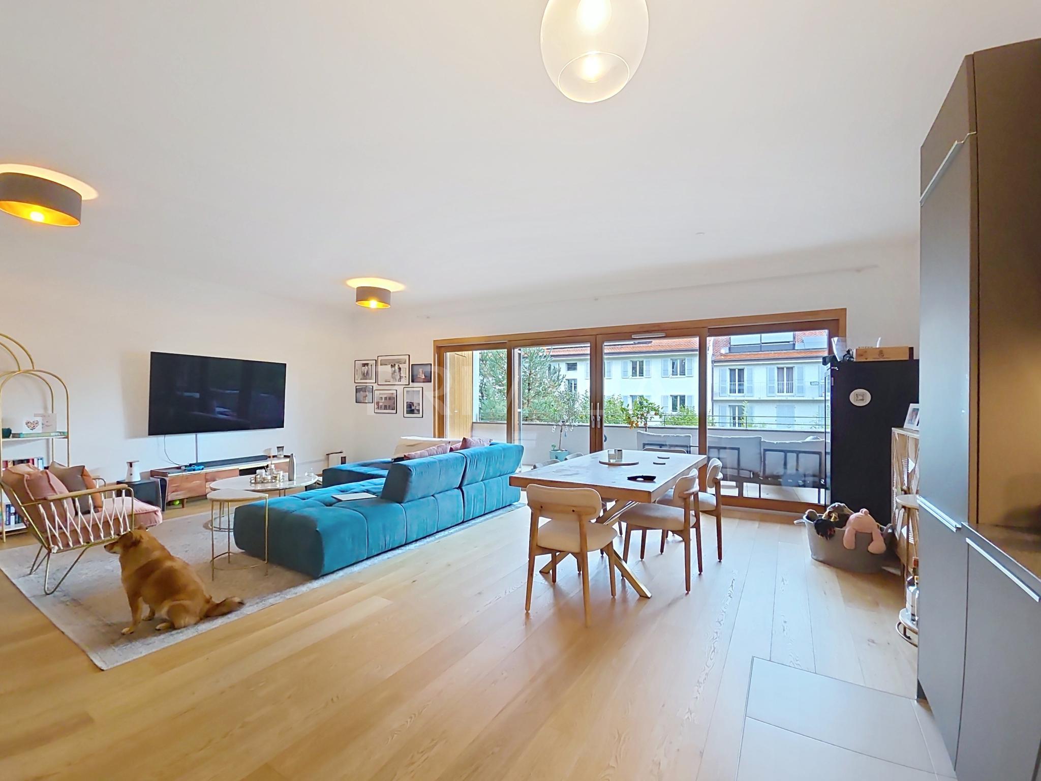 PrivaliaBeautiful contemporary 5-room flat just a stone’s throw from the lake